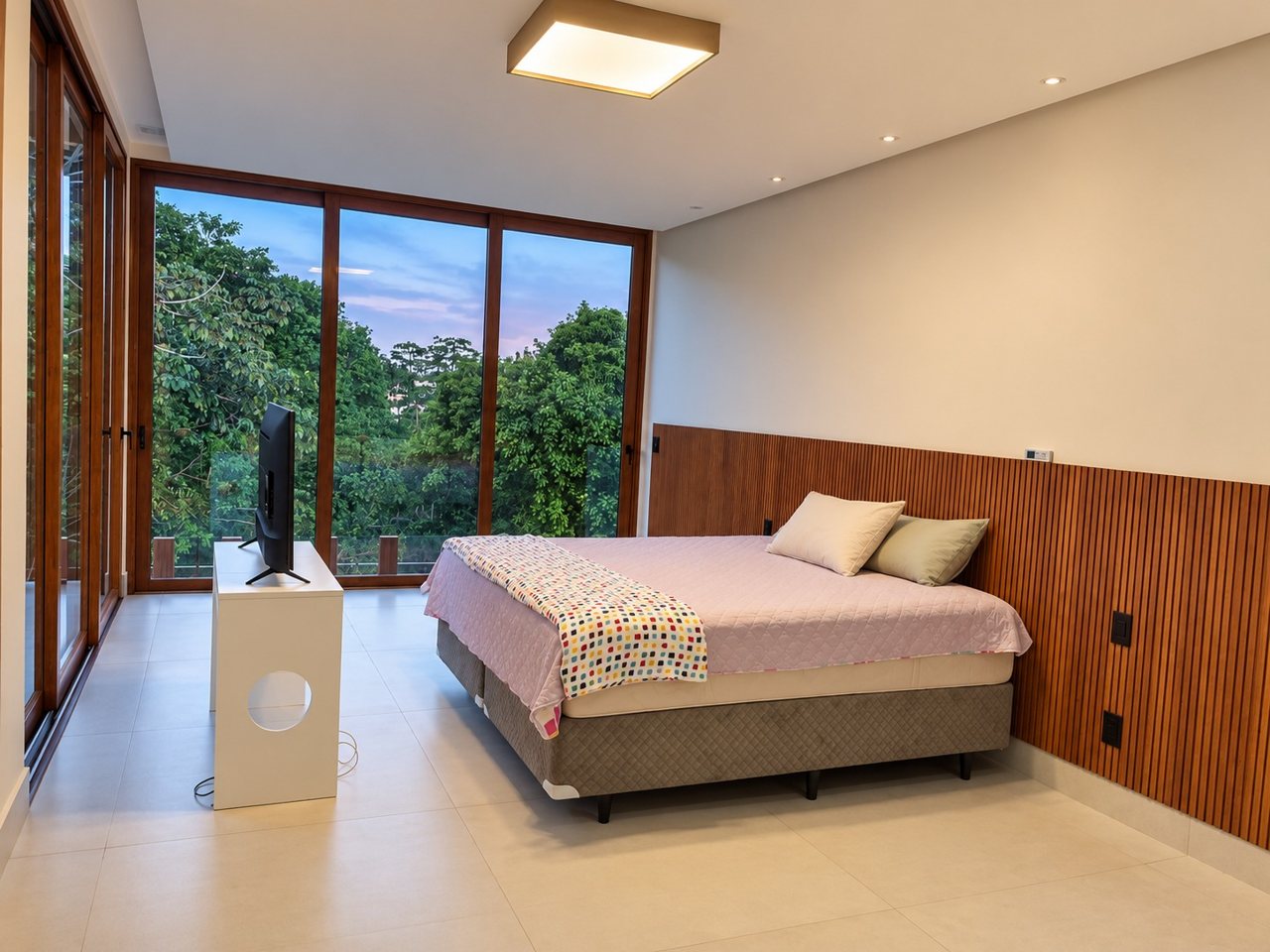 Quarto de imóvel de temporada com cama arrumada e pronto para o próximo hóspede